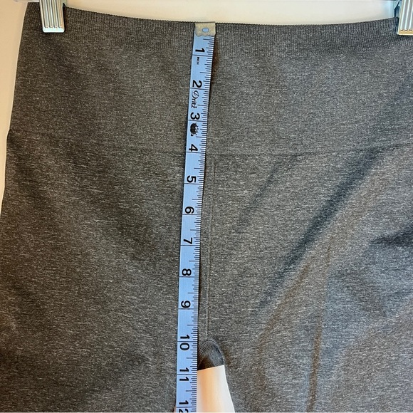 🏷️ 2/$20 Fabletics Seamless Leggings Grey Heather Perforated Leggings - Picture 9 of 10